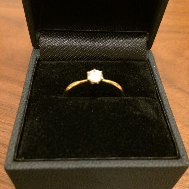【トリニティ(Trinity)の口コミ】 サプライズでもらう婚約指輪といえば、パカっと箱から取り出す、ダイヤが…