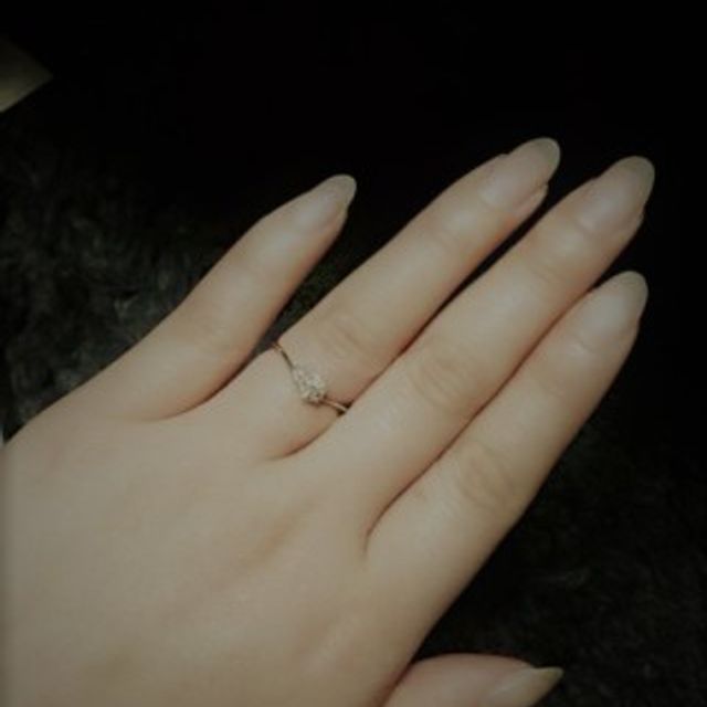 【YUKIZAKI BRIDAL(ユキザキブライダル)の口コミ】 指があまり長くないですが、婚約指輪と結婚指輪どちらも綺麗なV字で長く見…
