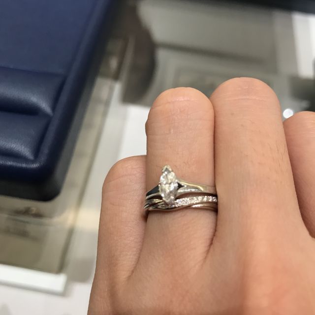 【銀座ダイヤモンドシライシの口コミ】 重ねづけがしたくてリングを選んでいましたが、私の指が5号なので、どこの…