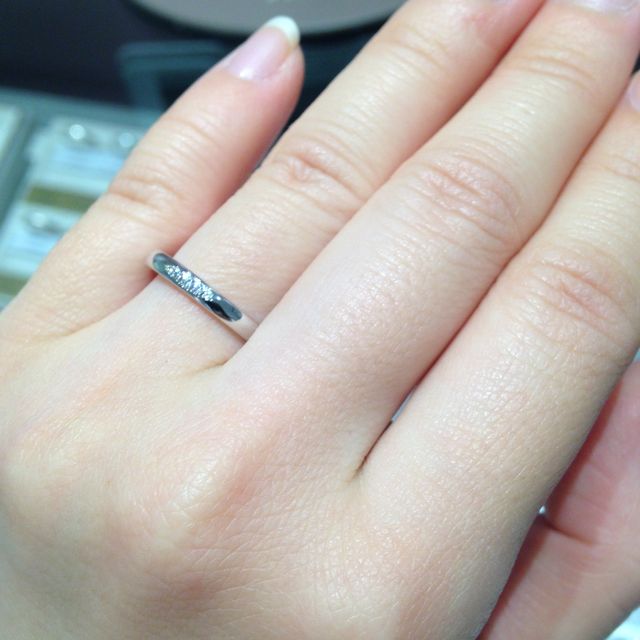 【アイプリモ(I-PRIMO)の口コミ】 ダイヤが真ん中に並んで入っており、シンプルだけど少しキラキラが欲しい…