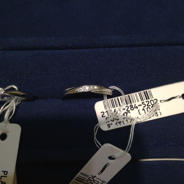 【4℃ BRIDAL(ヨンドシーブライダル)の口コミ】 シンプルでよくある雰囲気の指輪ですが、ウェーブの部分が美しかったです…