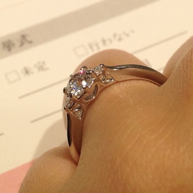 【アイプリモ(I-PRIMO)の口コミ】 上から見たとき、センターのダイヤに向かってリングが細くなっていくデザ…