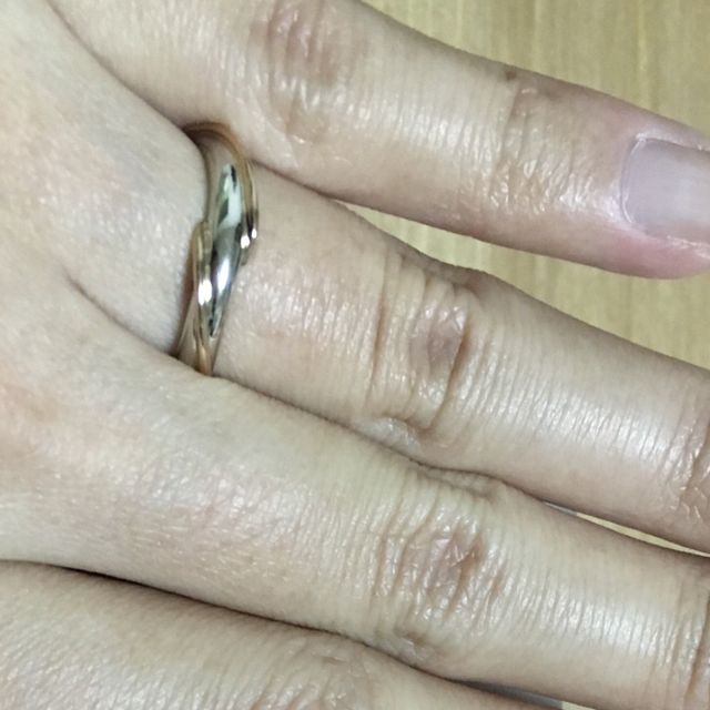 【アイプリモ(I-PRIMO)の口コミ】 デザインが、ウェーブのかかっているもの女性用指輪に、ゴールドば入って…
