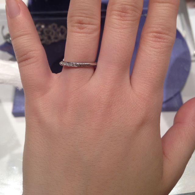 【銀座ダイヤモンドシライシの口コミ】 細身で、ダイヤモンドが少し入ったシンプルな指輪を探していました。こち…