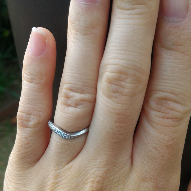 【アイプリモ(I-PRIMO)の口コミ】 短い指でも綺麗に見えるよう細めの指輪で、尚且つねじれたデザインになっ…