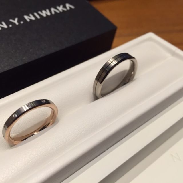 【N.Y.NIWAKA(ニューヨークニワカ)の口コミ】 スクエア型のフォルムと、表面はつや消し、内側と側面はツヤありの加工が…