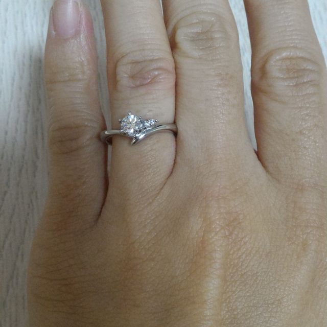 【アイプリモ(I-PRIMO)の口コミ】 Ｖ字のデザインなので、手が小さかったり指が短めな人にも合い、ダイヤも…