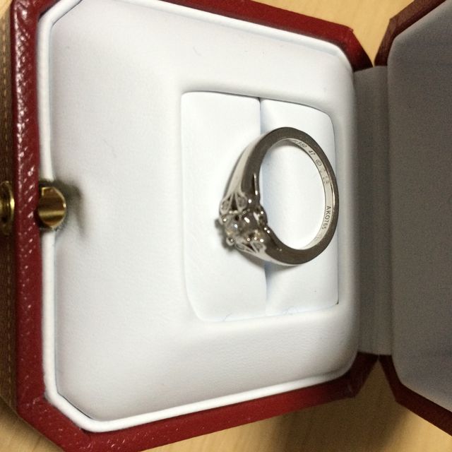 【カルティエ(Cartier)の口コミ】 ダイアモンドが真ん中に１つ、取り囲むように小さなものが４つで、合計５…