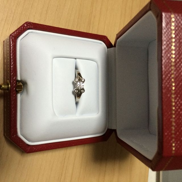 【カルティエ(Cartier)の口コミ】 ダイアモンドが真ん中に１つ、取り囲むように小さなものが４つで、合計５…