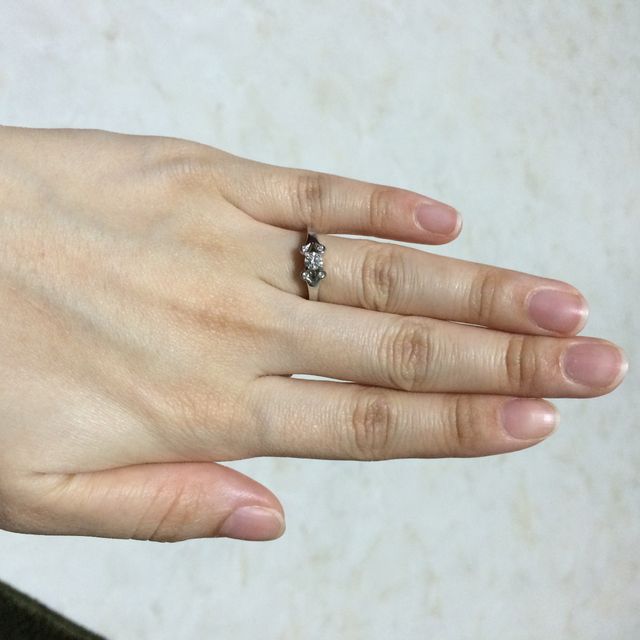 【カルティエ(Cartier)の口コミ】 ダイアモンドが真ん中に１つ、取り囲むように小さなものが４つで、合計５…