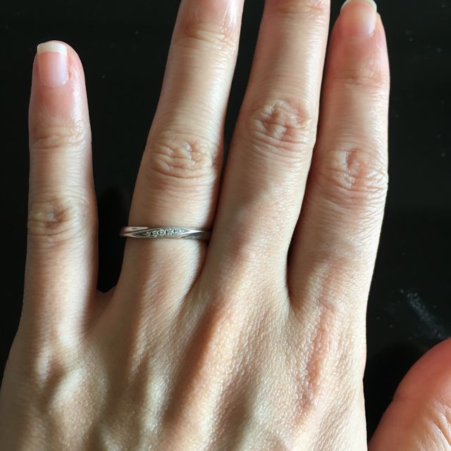 【4℃ BRIDAL(ヨンドシーブライダル)の口コミ】 婚約指輪と同じブランドがいいと思い、同じ店舗で商品を選びました。最初…