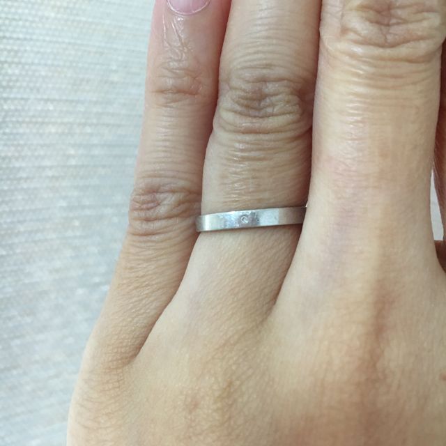 【AHKAH(アーカー)の口コミ】 付けっ放しになると思ったので、生活に支障のでないように、ダイヤや装飾…