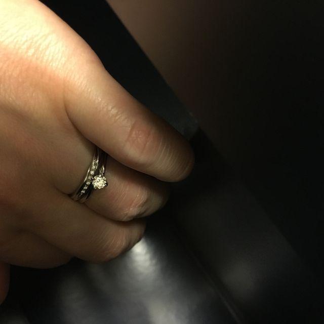 【銀座ダイヤモンドシライシの口コミ】 婚約指輪とセットで購入を決めていましたが、
まず、毎日身に着ける結婚指…