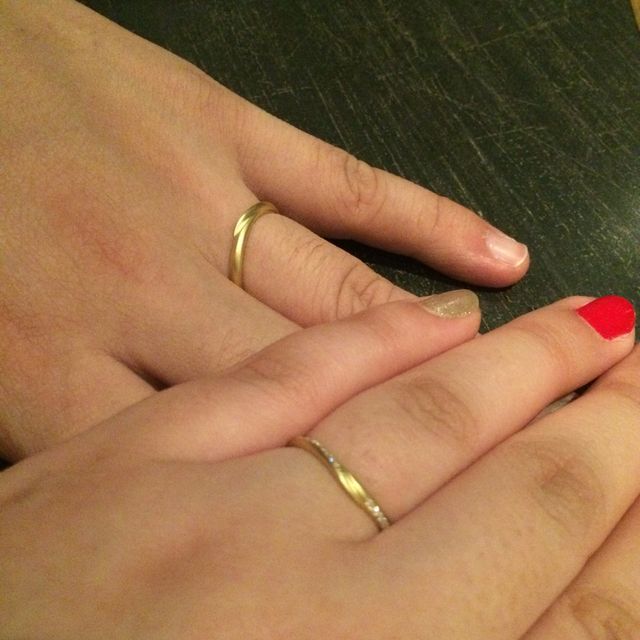 【GALA JEWELRY(ガラジュエリー)の口コミ】 細みで緩いＶ字になっていてシンプルだけど他の人と被らなそうなデザイン…