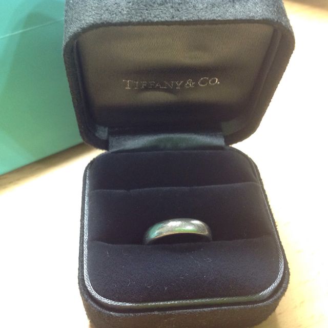 【ティファニー(Tiffany & Co.)の口コミ】 シンプルで指の太さが強調されない太めのものを探していました。いろいろ…