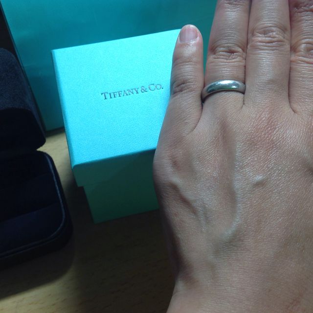 【ティファニー(Tiffany & Co.)の口コミ】 シンプルで指の太さが強調されない太めのものを探していました。いろいろ…