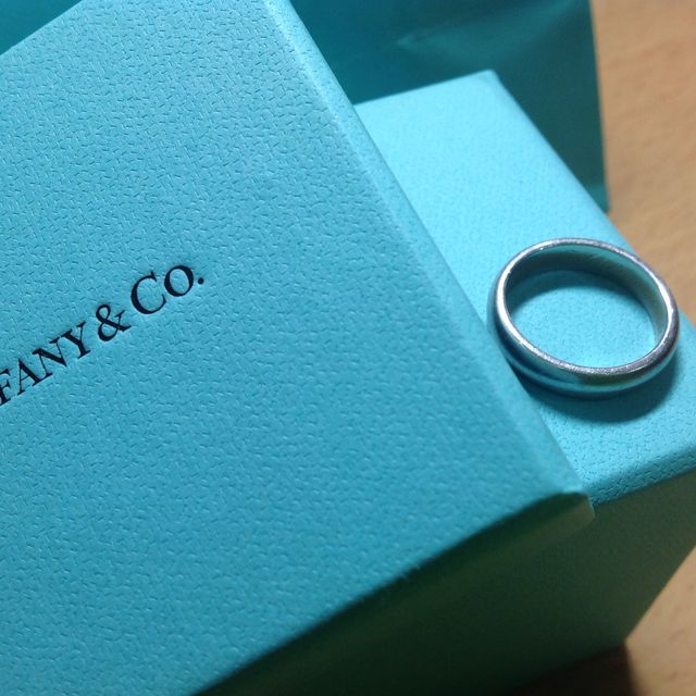 【ティファニー(Tiffany & Co.)の口コミ】 シンプルで指の太さが強調されない太めのものを探していました。いろいろ…