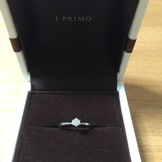 【アイプリモ(I-PRIMO)の口コミ】 婚約指輪の代表と思わせるデザインです。ダイアモンドの両サイドが他の部…