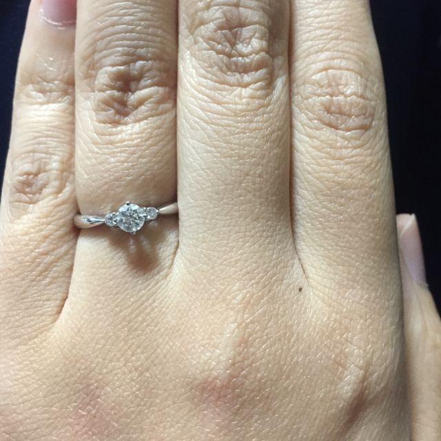【TASAKI(タサキ)の口コミ】 元々、立て爪デザインは好きではなくて、
サイドストーン付きの指輪を探し…