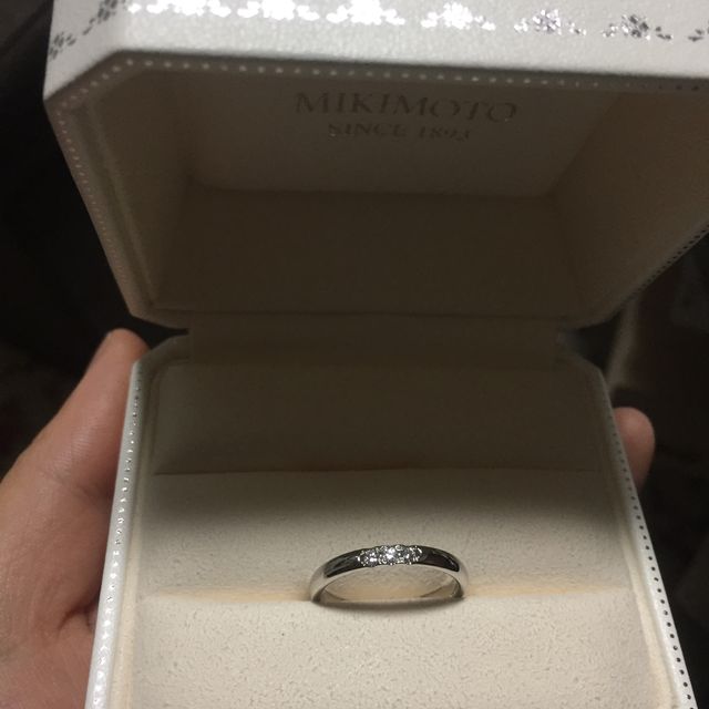 【MIKIMOTO(ミキモト)の口コミ】 婚約指輪と重ね付けできるよう、ストレートタイプで探しました。
婚約指輪…