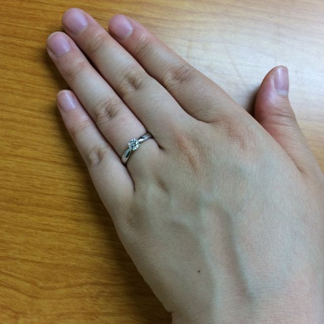 【ティファニー(Tiffany & Co.)の口コミ】 とてもシンプルな一粒ダイヤのものを探していたので、私にはとてもしっく…