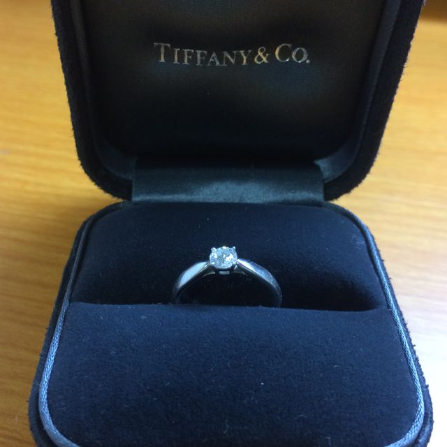 【ティファニー(Tiffany & Co.)の口コミ】 とてもシンプルな一粒ダイヤのものを探していたので、私にはとてもしっく…