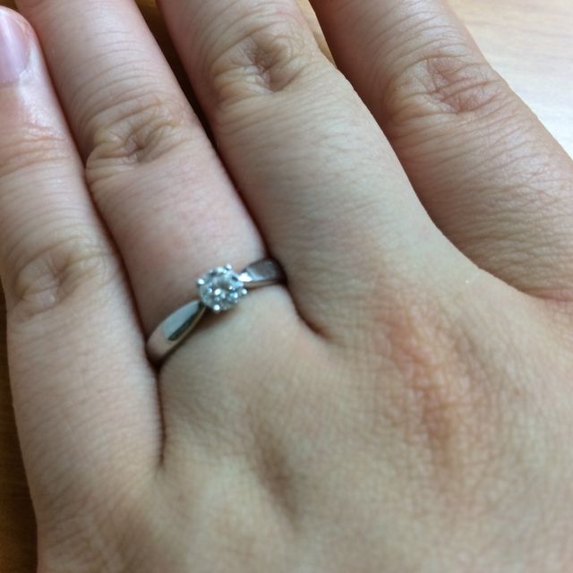 【ティファニー(Tiffany & Co.)の口コミ】 とてもシンプルな一粒ダイヤのものを探していたので、私にはとてもしっく…