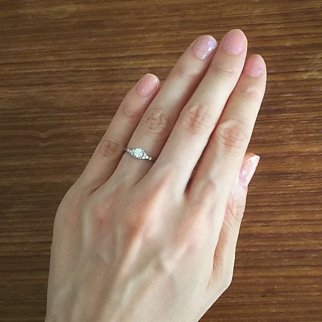 【アンジェリックフォセッテ(Angelique Fossette)の口コミ】 繊細できれいなデザインが気に入って決めました。
緩いＶラインで手がきれ…