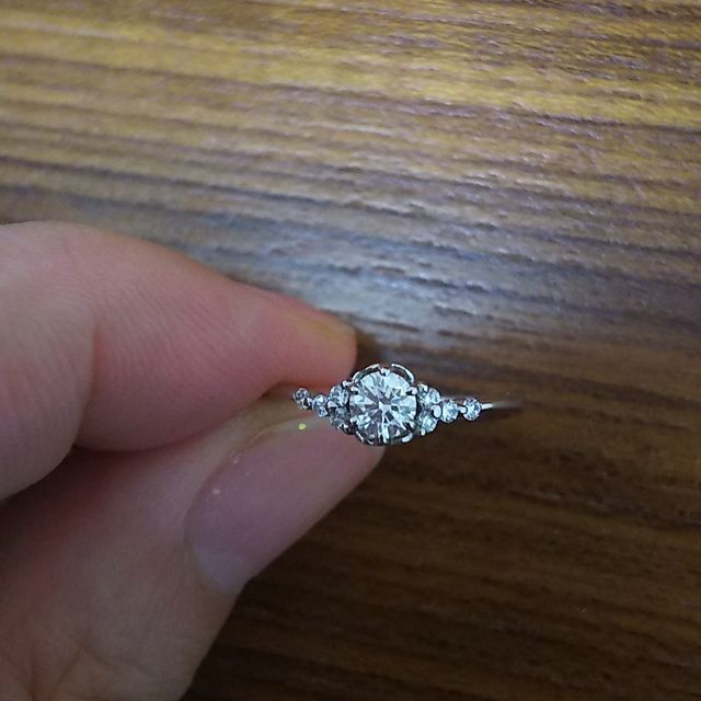 【アンジェリックフォセッテ(Angelique Fossette)の口コミ】 繊細できれいなデザインが気に入って決めました。
緩いＶラインで手がきれ…