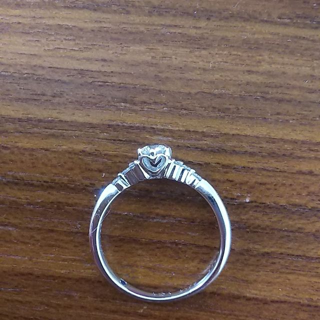 【アンジェリックフォセッテ(Angelique Fossette)の口コミ】 繊細できれいなデザインが気に入って決めました。
緩いＶラインで手がきれ…