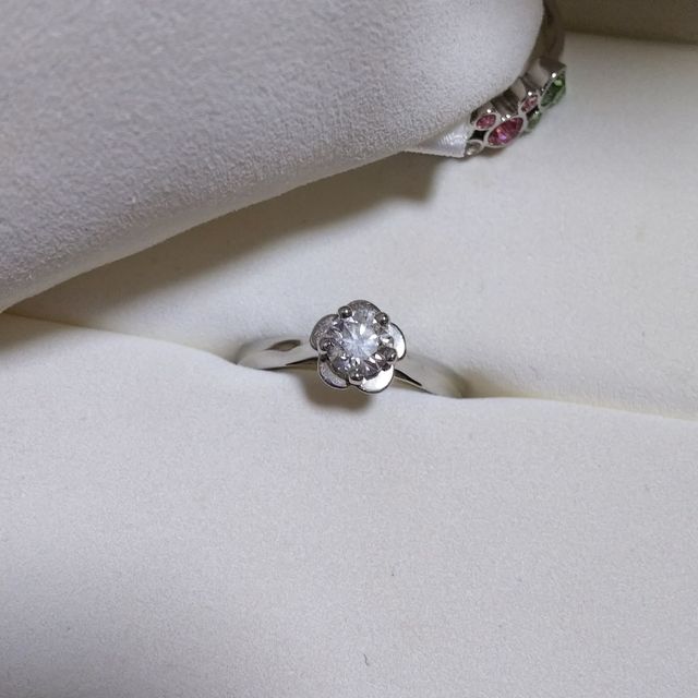 【シャネル(CHANEL)の口コミ】 ズバリ、一目惚れ。
婚約指輪や結婚指輪の載った雑誌でこの指輪のデザイン…