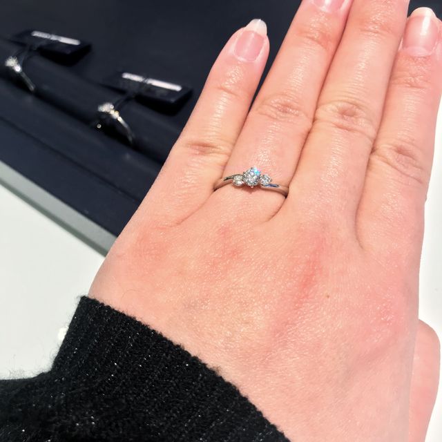 【ROYAL ASSCHER(ロイヤル・アッシャー)の口コミ】 初めは１石のデザインで探していましたが、スタッフの方にオススメして頂…