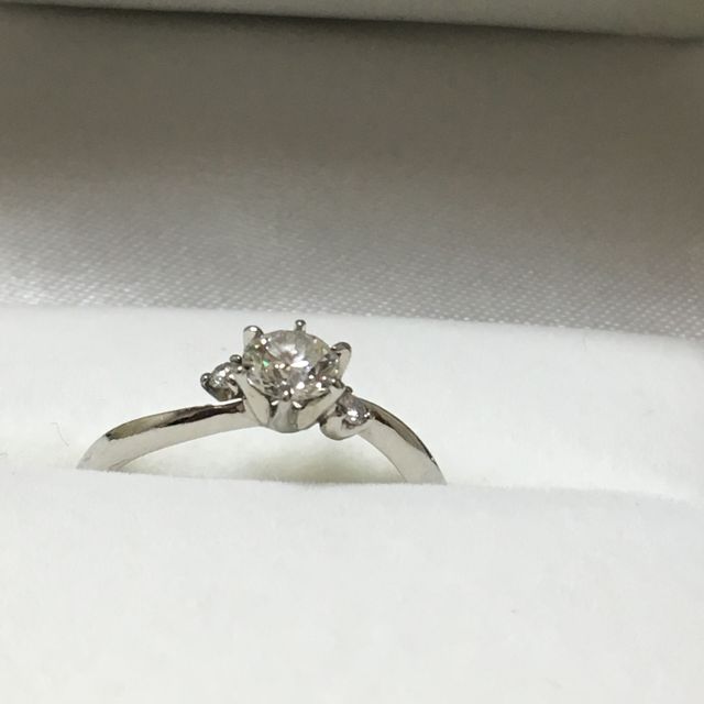 【ジュエリーソネットの口コミ】 台座のデザインとダイヤを自由に組み合わせることができました。
質や大き…