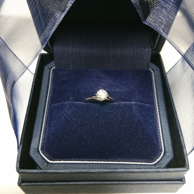 【銀座ダイヤモンドシライシの口コミ】 シンプルなものがいいね、と彼と話しており、ご提案いただいたのがこちら…