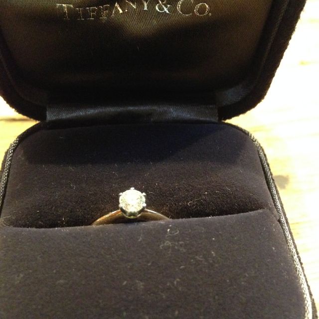 【ティファニー(Tiffany & Co.)の口コミ】 ダイヤの質がとても高いということが決め手になりました。
いかにもティフ…