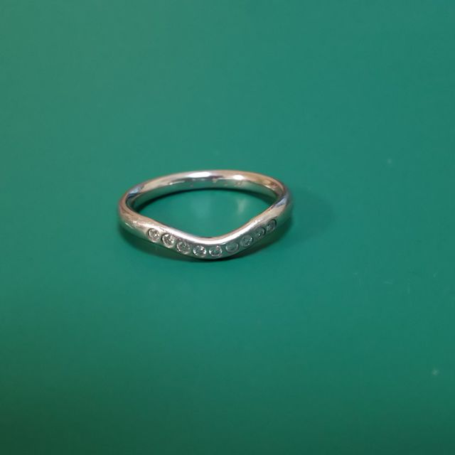 【ティファニー(Tiffany & Co.)の口コミ】 なるべく凹凸がなく細身でシンプルな点が決め手です。
ダイヤ9粒って多い…