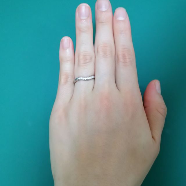 【ティファニー(Tiffany & Co.)の口コミ】 なるべく凹凸がなく細身でシンプルな点が決め手です。
ダイヤ9粒って多い…