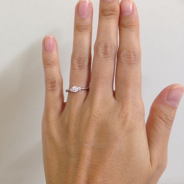 【ラザール ダイヤモンド(LAZARE DIAMOND)の口コミ】 本当は一粒ダイヤの大きめのリングが良かったのですが、存在感のある大き…