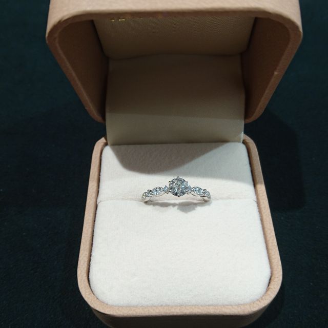 【AMOUR AMULET(アムール・アミュレット)の口コミ】 ダイヤモンドはほどよくなグレードにして大きさ重視で探していました。
こ…