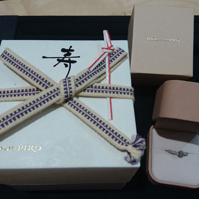 【AMOUR AMULET(アムール・アミュレット)の口コミ】 ダイヤモンドはほどよくなグレードにして大きさ重視で探していました。
こ…