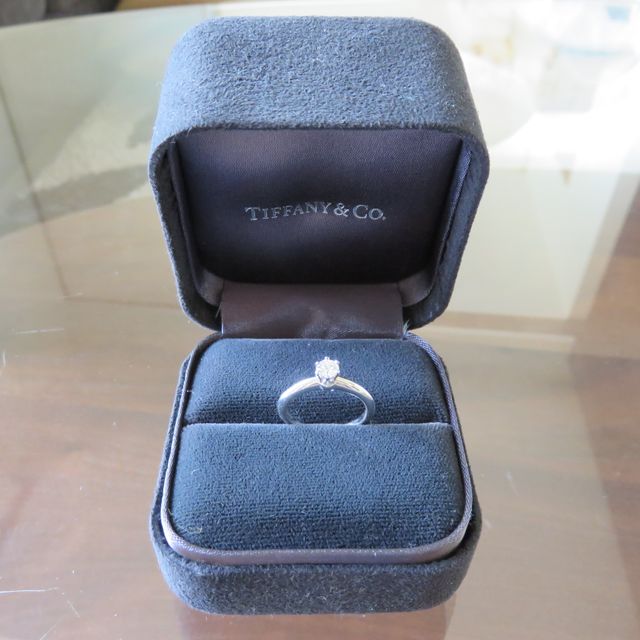 【ティファニー(Tiffany & Co.)の口コミ】 ラウンドブリリアンカットのダイヤモンドを六本の爪で支えるデザインで身…