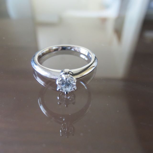 【ティファニー(Tiffany & Co.)の口コミ】 ラウンドブリリアンカットのダイヤモンドを六本の爪で支えるデザインで身…