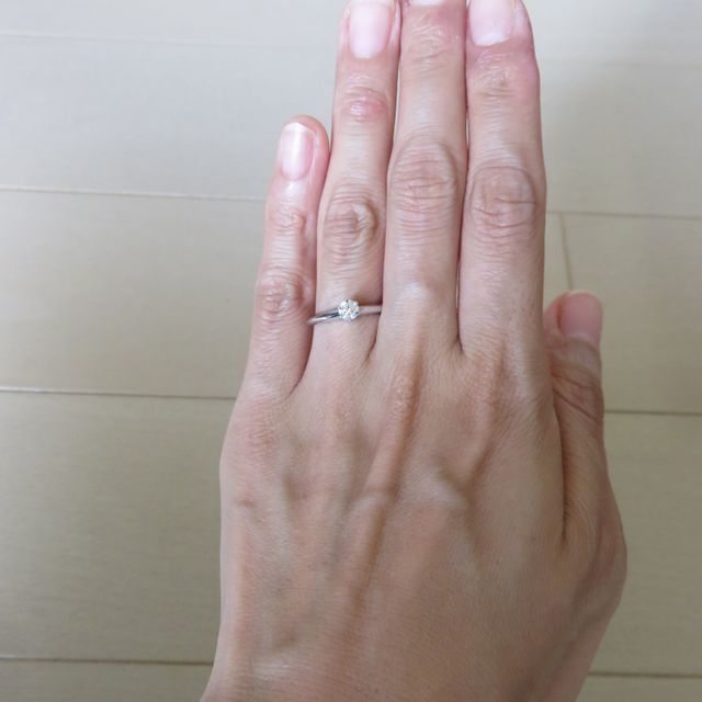 【ティファニー(Tiffany & Co.)の口コミ】 ラウンドブリリアンカットのダイヤモンドを六本の爪で支えるデザインで身…