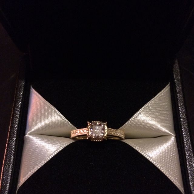 【エクセルコダイヤモンド(EXELCO DIAMOND)の口コミ】 デザイン、他に無いダイヤモンドのカッティング。あえてプラチナでは無く…