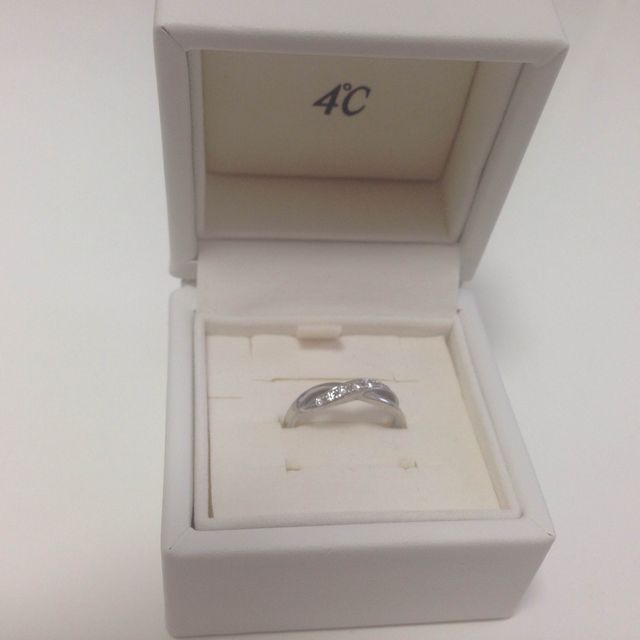 【4℃ BRIDAL(ヨンドシーブライダル)の口コミ】 引っかかりのある指輪は好みではなかったので、段差があまり多くないもの…