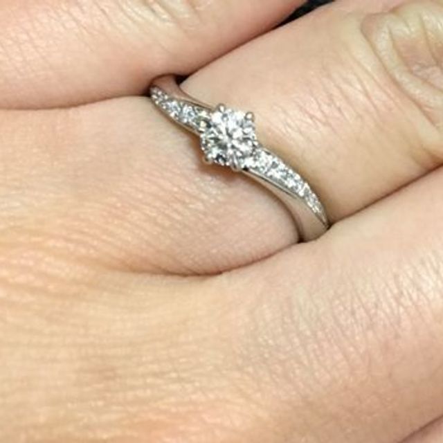 【葵山葵(アオイワサビ)の口コミ】 日常で付けていても華やかなものが希望で　ダブルリングとして重ねてつけ…