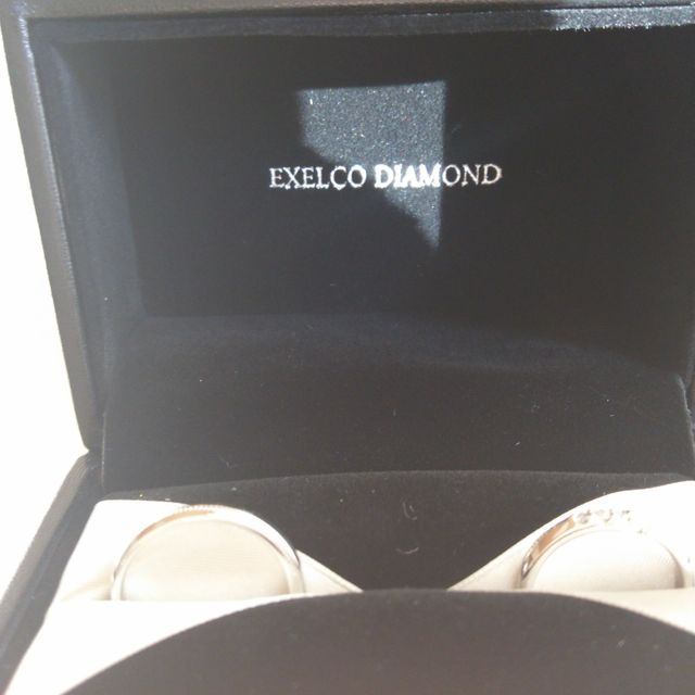 【エクセルコダイヤモンド(EXELCO DIAMOND)の口コミ】 流れるラインの上に石が3つ並んでいるものを購入しました。お父さん、お母…