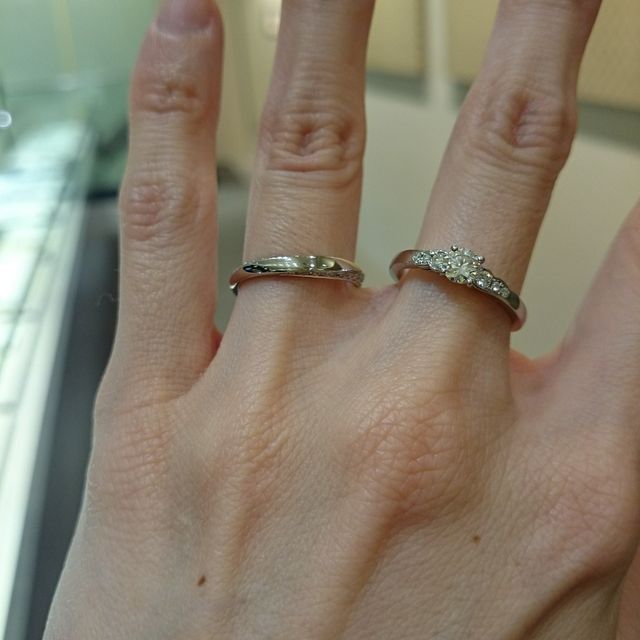 【俄(にわか)の口コミ】 一見ダイヤなしのプレーンなリングですが、上下の側面それぞれにメレダイ…