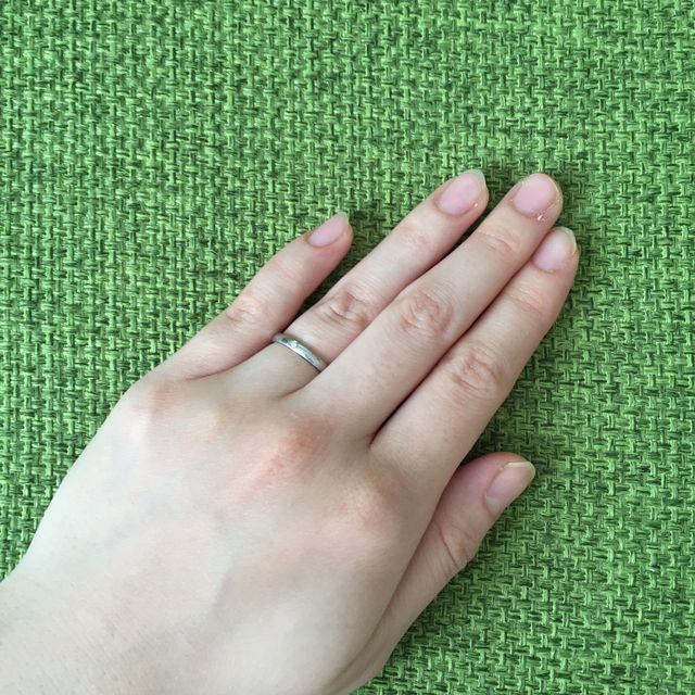 【TAKE-UP(テイクアップ)の口コミ】 シンプルなデザインで、いつまでもペアで付けていたいという思いで選びま…