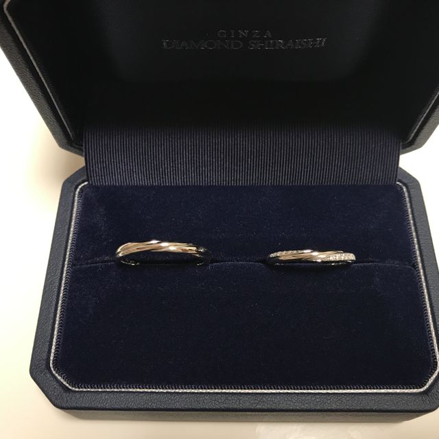 【銀座ダイヤモンドシライシの口コミ】 店員さんが指輪の候補を持って来てくれた中にあり、ほぼ一目惚れでした。…
